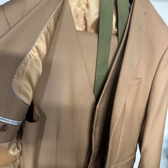 Men's 3 pc Suit - Braveman Carmel color size 40R with Green Tie- only worn once - Picture 3 of 10
